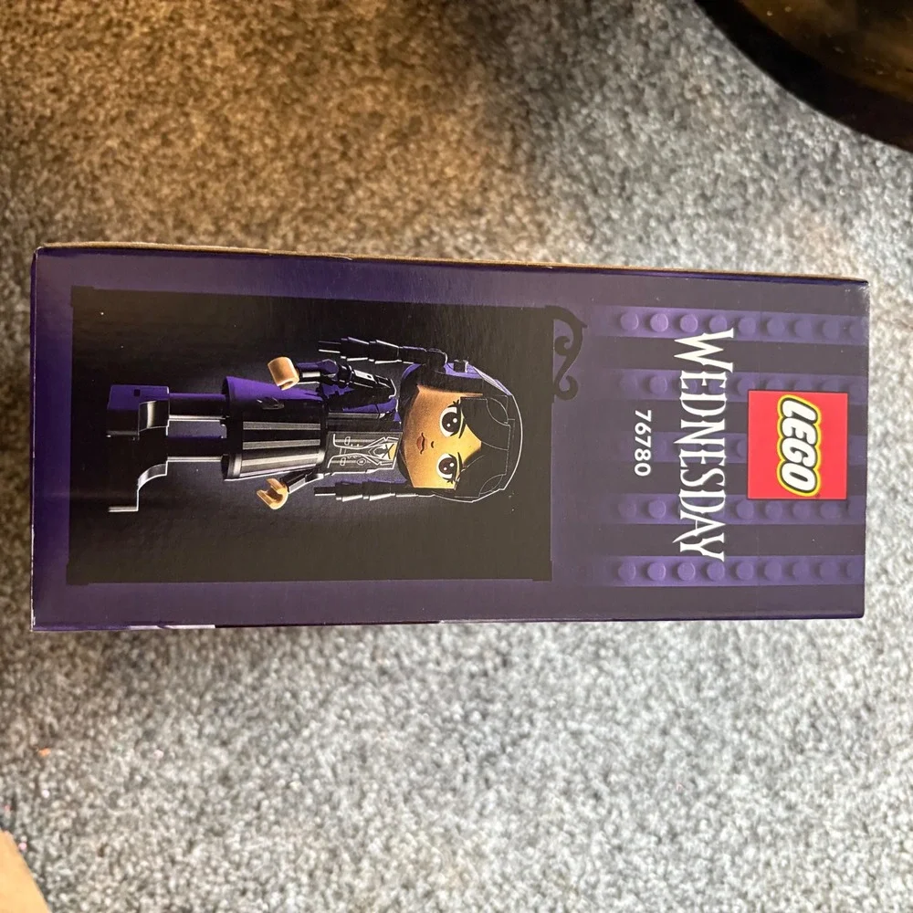 LEGO Wednesday Addams Figure 76780 - 702 Pcs - 10+ Build Rebuild - Picture 5 of 6